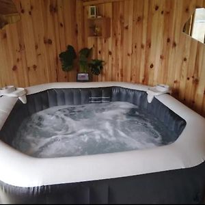 Hure Maison Calme Avec Jacuzzi Privatif 빌라 Exterior photo