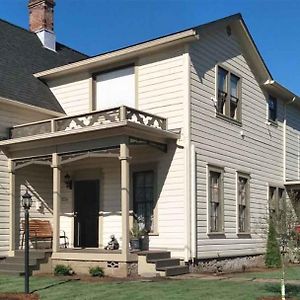 Historical John Rast House Circa 1875 호텔 로즈버그 Exterior photo