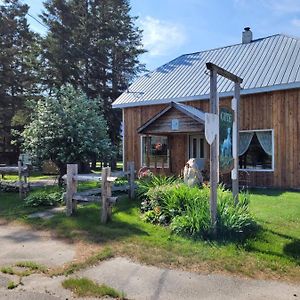 Saint-David-de-Falardeau Le Gite Du Gardien Blanc B&B Exterior photo