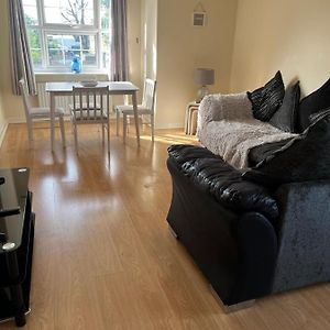 Lovely Two Bed Flat Located In The Heart Of Dunstable 아파트 Exterior photo