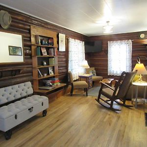 코디 Comfy Log Cabin In Walking Distance Of Downtown 빌라 Exterior photo