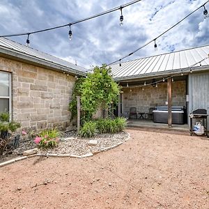 Cozi Cottage With Hot Tub! - 2 Min To Wineries! 프레드릭스버그 Exterior photo