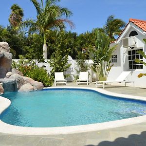 Luxury Villa With Private Pool Near Mambo And Cabana Beach 빌렘스타트 Exterior photo