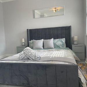 Luxury 2 Bedroom Maisonette With Private Garden, Fibre Wifi, Sky Channels 캠벌리 Exterior photo