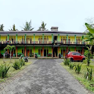 Spot On 92827 Anisah Adil Homestay Syariah 바뉴왕기 Exterior photo