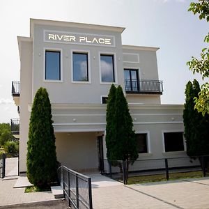 River Place 호텔 피테슈티 Exterior photo