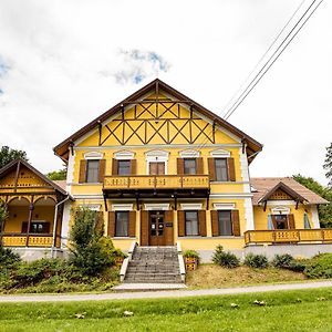 Sasreti Vadaszkastely Almamellek B&B Exterior photo