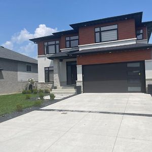 Luxury Modern Smart Home For Vacation 윈저 Exterior photo