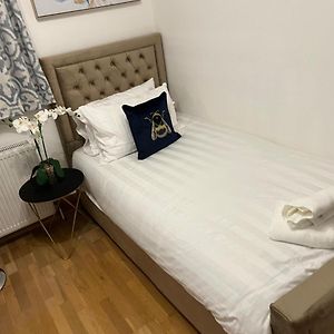 Tj Homes - Double Room With Single Bed - 3 Min To Tube Station - London 뤼슬립 Exterior photo