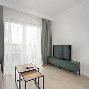 Tasteful Beige Apartment With Parking By Renters 포즈난 Exterior photo