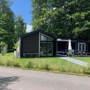 Luxe Chalet In Oosterwolde In Friesland, Op Rustig Park Met Uitzicht Op Meer En Strandje 빌라 Exterior photo