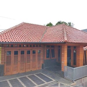 Rumah Kayu Syariah 쿠닝안 Exterior photo
