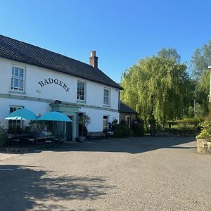 Badgers Inn 펫워스 Exterior photo