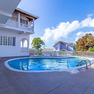 Villa Between Montego Bay & Ochi Rios With Cook 디스커버리베이 Exterior photo
