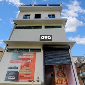 Oyo Flagship 81056 Panday Guest House 고라크푸르 Exterior photo