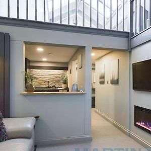 Spacious Open Planned 1 Bedroom Apartment 버제스 힐 Exterior photo