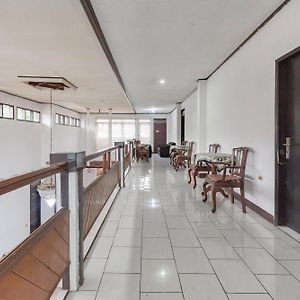 레드도어즈 니어 알룬-알룬 코타 수카부미 호텔 Exterior photo