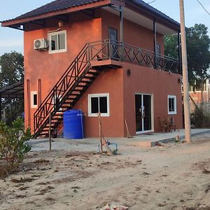 Care Rock Guesthouse Phumi Chrouy Svay Exterior photo