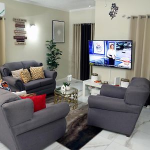 Spacious Luxury 3 Bed Rooms In 킹스톤 Exterior photo