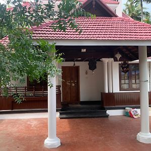 트리반드룸 Lakshmi Mangalaa 빌라 Exterior photo