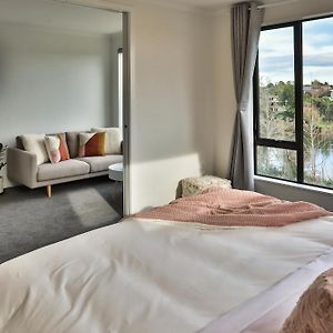 Amazing The Waikato River-View Brand New Villa With 4 Bedrooms 해밀턴 Exterior photo