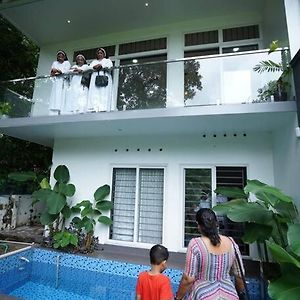 Ultra Modern Glass House With Large Swimming Pool And Garden 코타얌 Exterior photo