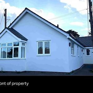 White 3 Bed Bungalow With En-Suite And Parking 윈퍼드 Exterior photo