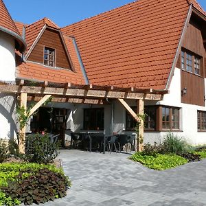 베스프렘 Kadarta Vendeglo Panzio B&B Exterior photo