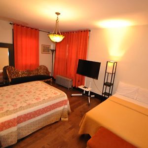 Ewr Airport Multilevel Guest House Room With 2-3 Beds 뉴어크 Exterior photo