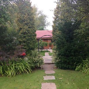 Manor Garden Lodge 위럴 Exterior photo