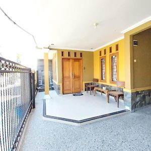 Guesthouse Hannia 치레본 Exterior photo