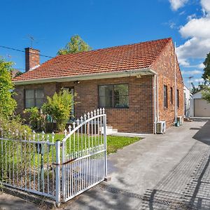 시드니 Belmore Brand New Renovated 3Br House Ac & Parking 빌라 Exterior photo