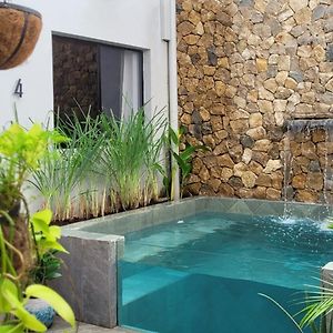 The Stone Elephant - A Place To Relax In Town With Hot Water And A Pool 산 후안 델 수르 Exterior photo