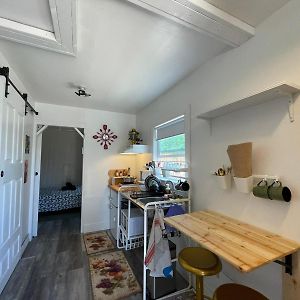 Petite Guesthouse With Kitchenette And Private Bathroom 레이크 이사벨라 Exterior photo