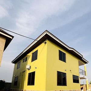 Lovely 5-Bed House Getaway Duplex In 아크라 Exterior photo