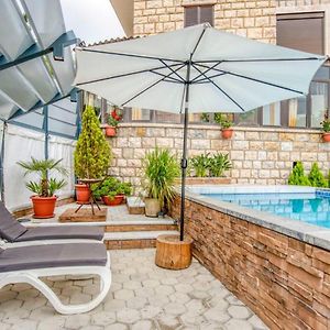 Al Atshanah La Kava 1-Br Apt With Terrace In Ain Aar 아파트 Exterior photo