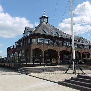 Boathouse Hotel 하이드 Exterior photo