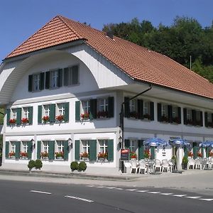 Gasthof Loewen 호텔 Melchnau Exterior photo