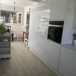 Comfortable Quiet Room In Shared 3 Bedroom Hse Centre 월링포드 Exterior photo