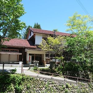 奈良吉野の小学校跡地ゲストハウス-五右衛門風呂体験-漫画図書室-卓球台-一棟貸し-素泊まり-吉野山天川村観光-Small Inn Attached To A Historic School Building 요시노 Room photo