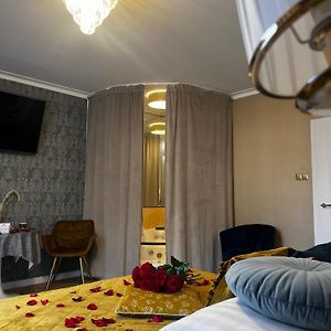 Gold Apartments Jacuzzi Room 쳉스토호바 Room photo