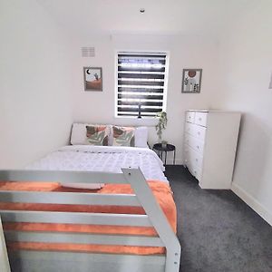 Deluxe Small Double Room - Travelling Professionals 루턴 Exterior photo