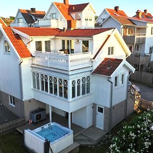 Centralt Belagen Villa I Kungshamn Med Hog Standard! Exterior photo