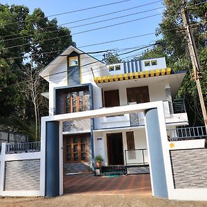 Vaishard Homestay 트리반드룸 Exterior photo