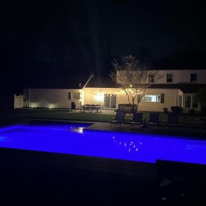 Wading River The Lindsay Luxurious Estate: Heated Pool, Hot Tub, Huge Yard 빌라 Exterior photo