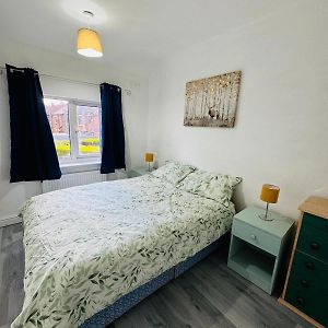 Newly Refurbished Cheerful 4 Bedroom House - Free Parking 스톡포트 Exterior photo