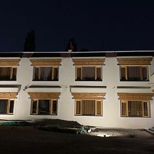 Lardak Guest House 레 Exterior photo