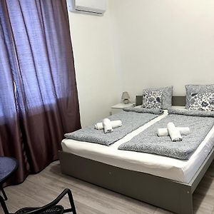 Aniiza Apartman 2 호텔 외르베네스 Exterior photo