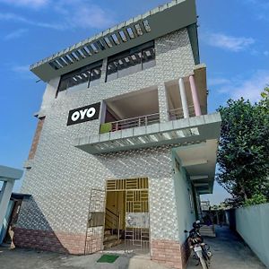 Oyo Hotel Trimurti Guest House 구와하티 Exterior photo