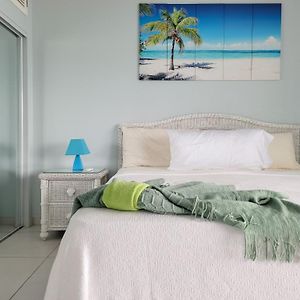 Waterfront Luxury Retreat: 2-Bed Villa Sea Life Jolly Harbour Exterior photo